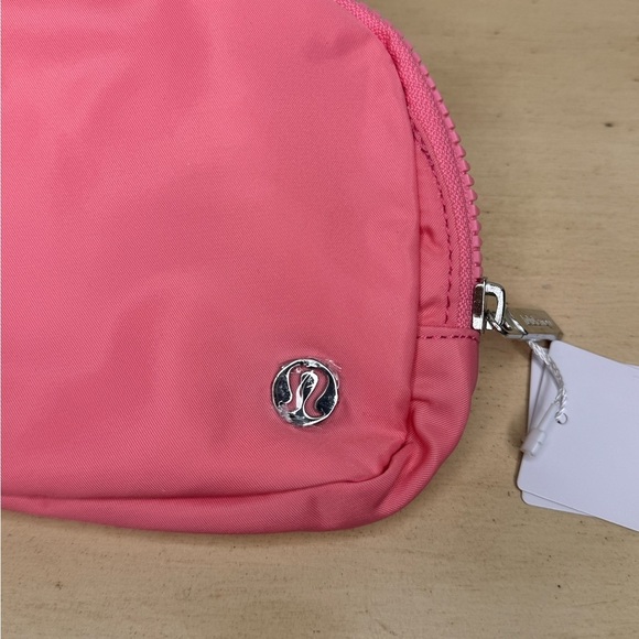 NWT Lululemon Everywhere Belt Bag 1L Salmon Pink - Picture 2 of 9